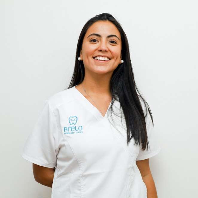 Cirujano Dentista, Universidad del Desarrollo Radióloga Oral y Maxilofacial, Universidad de los Andes. Diplomado en Rejuvenecimiento Facial, ACHEOF.